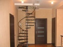 Винтовая лестница на металлокаркасе с дубовыми ступенями. Покраска «Орех»