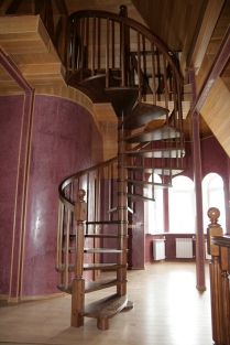 Винтовая лестница цвета «Орех», выполненная из дуба