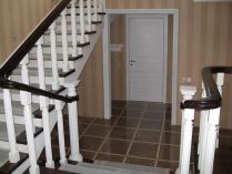 Лестница из массива дуба. Поручень и ступени покрашены в цвет «Венге», ограждение  покрыто белой эмалью